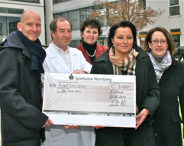 Die Firma DBL Merk in Zirndorf hat dem Verein Freunde und Förderer der Kinderklinik Fürth 5.000 Euro gespendet. Geschäftsführer Andreas Merk übergab im Klinikum den symbolischen Spendenscheck an Oberarzt Dr. Herbert Steigenberger, die Vereinsvorsitzende Susanne Haselmann und deren Stellvertreterin Helga Middendorf (vorne v.l.n.r.). Der Betrag geht direkt an das sozialmedizinische Nachsorgeprojekt Der Bunte Kreis und wird für die Nachsorge von Früh- und Risikogeborenen im häuslichen Umfeld verwendet. Spe