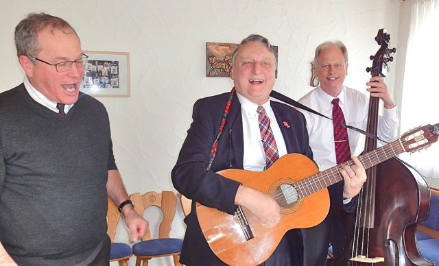 Kreuzfidel sangen und musizierten Dr. Martin Oberle, Eberhard Irlinger und Johann Rast (v.l.n.r.). Foto: oh