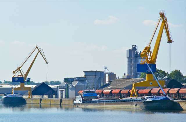 Massengutumschlag im großen Hafenbecken. Fotos (2): Hafen Nürnberg-Roth GmbH