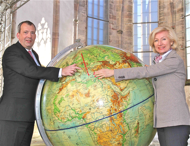 Kulturreferentin Prof. Dr. Julia Lehner und Stefan Schindler, stellvertretender Vorstandsvorsitzender der Sparda-Bank Nürnberg, zeigen auf einem Globus in der Katharinenruine die musikalische Reise entlang des 24. Längengrades. Foto: Verena Dreier