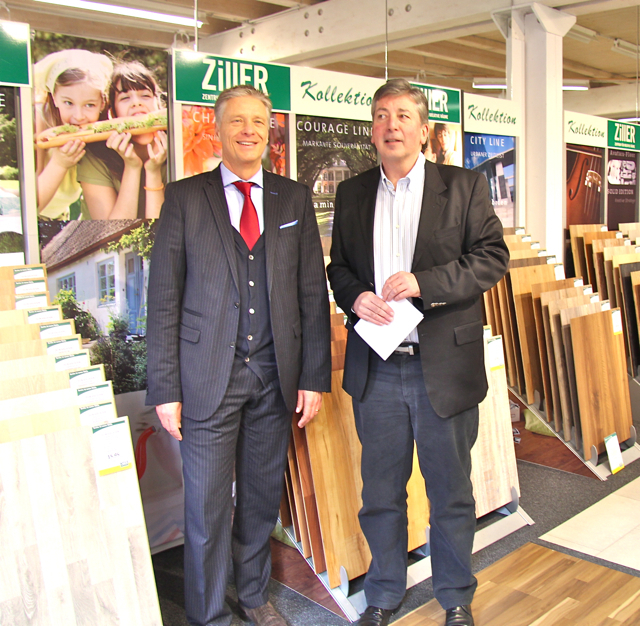 Uwe Werner, Geschäftsführer des Landesverbands des Bayerischen Einzelhandels (LBE) in Mittelfranken (r.), gratuliert Johann Ziller zum Jubiläum. Foto: John R. Braun