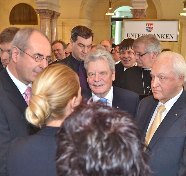 Mittelfränkisches Bauunternehmen trifft auf staatliche Institution: Während seines Antrittsbesuchs in München traf Bundespräsident Joachim Gauck beim Empfang in der Bayerischen Staatskanzlei neben Mitgliedern des Kabinetts auch Repräsentanten der bayerischen Regierungsbezirke. Als Teil der zwanzigköpfigen Delegation aus Mittelfranken vertrat Sofia Daeschler (2.v.l.), geschäftsführende Gesellschafterin der Erlanger MAUSS BAU Holding GmbH, das hiesige Handwerk. Es war für mich eine besondere Ehre, an diesem