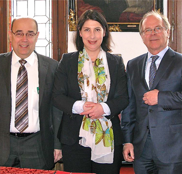 Oberbürgermeister Franz Stumpf (l.), Staatssekretärin Katja Hessel und Prof. Erich R. Reinhardt bei der Vorstellung des Projektes. Foto: Rosenbauer