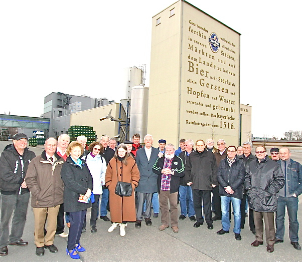 Mit großem Interesse haben die Gäste des MarktSpiegel-Stammtsiches am 21. März an der Brauereiführung unter sachkundiger Leitung teilgenommen. Foto: Udo Dreier