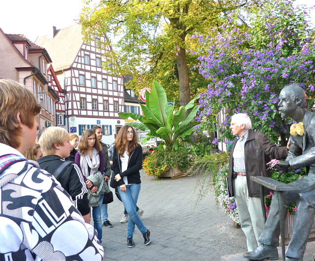 Auch Jugendliche lauschen den Informationen der Stadtführer interessiert. Foto: oh