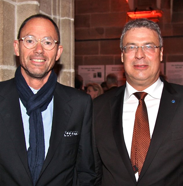 Walter Bockshecker (r.), Vorstand NÜRNBERGER Versicherungsgruppe, mit Prof. Dr. Klaus Wübbenhorst, Vorsitzender des Fördervereins Wirtschaft für die Metropolregion.