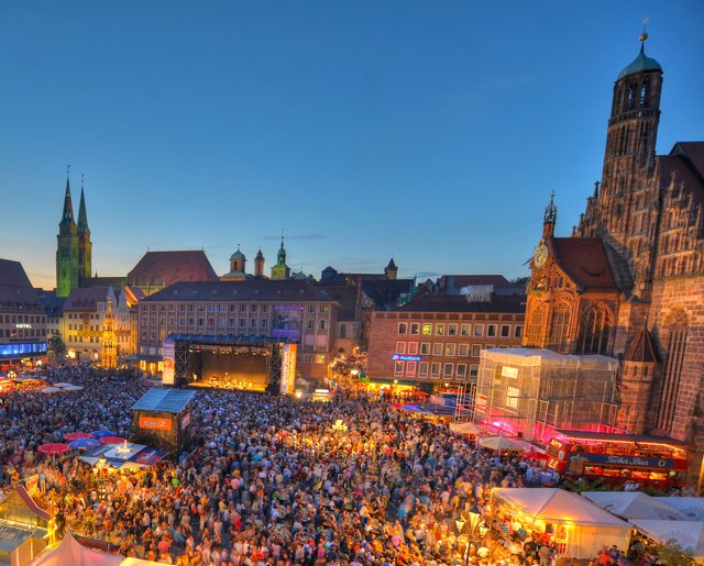 Der Nürnberger Hauptmarkt bildet die perfekte Kulisse für das Bardentreffen.       Foto: oh