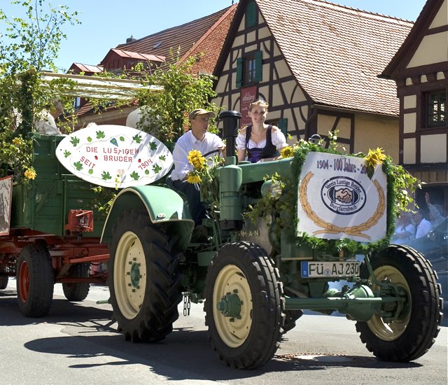 Zünftig, bunt und bodenständig wird in Burgfarrnbach gefeiert.