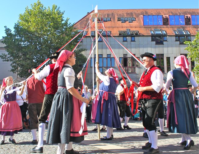 Der Bändertanz gehört bei der Kärwaeröffnung immer dazu.
