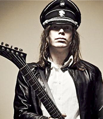 Imperial State Electric sind zurück! Pop War heißt das neue Album, mit welchem der Ex-Sänger der Hellacopters, Nicke Andersson, mit seiner Truppe auf Tour geht. Und auch dieses Album ist wieder einmal ein typisches Werk aus der Feder Anderssons: etwas schlichter gehalten lässt es keinerlei Wünsche offen. Doch die Musik ist nicht nur etwas für Fans, sondern für jedermann, der guten Rock der 70-er, gepaart mit Powerpop und einem kräftigen Schuss Soul, zu schätzen weiß. Am 26. September um 20.00 Uhr in Nü