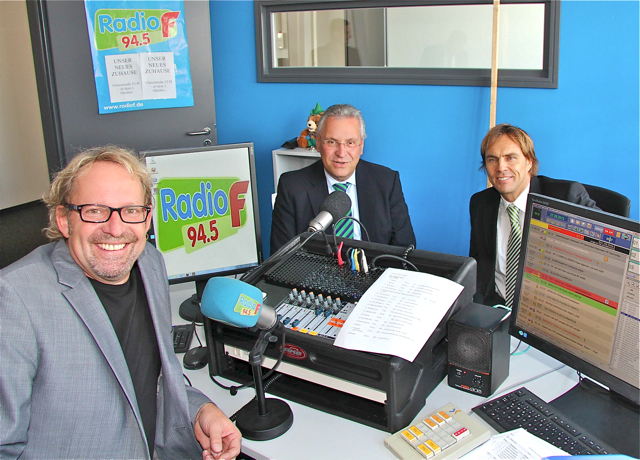 Als ersten Talk-Gast im provisorischen Ministudio in der Ulmenstraße begrüßten Radio F-Chef Michi Lein (l.) und Funkhaus-Geschäftsführer Alexander Koller (r.) den Bayerischen Innenminister Joachim Herrmann.