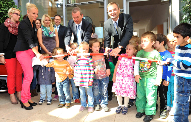 Dr. Ulrich Maly und Josef Hasler beim Durchschneiden des Bandes mit Kindern aus der Kindertagesstätte Sandreuth. Foto: oh