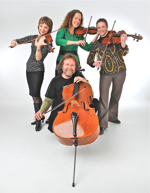 Am Freitag, 26. Oktober, findet um 20.00 Uhr in der Wendelsteiner Jegelscheune ein Konzert mit Lesung statt. Der Titel lautet Der Vollmond über Nämberch. Die Ausführenden sind Fizgerald Kusz, der aus seinem neuen Buch vorlesen wird, und das Esterhazy-Quartett (Foto). Auf dem musikalischen Programm stehen klassische und romantische Stücke der Quartettliteratur, außerdem werden moderne Stücke gespielt, die man normalerweise nicht von einem Streichquartett erwartet. Diese Veranstaltung findet im Rahmen der