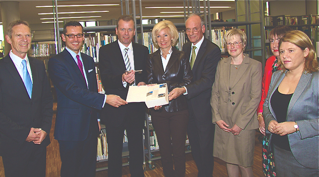 Oberbürgermeister Dr. Ulrich Maly (M.), Kulturreferentin Prof. Dr. Julia Lehner (3.v.r.), Wirtschaftsreferent Dr. Michael Fraas (2.v.l.), Baureferent Wolfgang Baumann (2.v.r.), Stadtdirektor Dr. Wolfgang Eckert (l.) und Elisabeth Sträter, Direktorin Stadtbibliothek im Bildungskampus eröffneten das neue Bildungszentrum. Fotos (3): John R. Braun