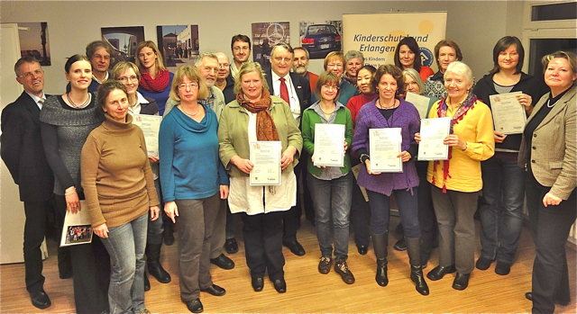 Setzen sich gemeinsam für unterstützungsbedürftige Familien und Alleinerziehende ein: die 17 Familienpatinnen und paten sowie die Organisatorinnen und Organisatoren um Landrat Eberhard Irlinger von Landratsamt und Kinderschutzbund. Foto: oh