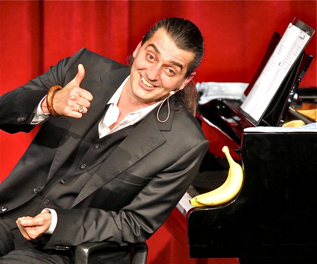 Der preisgekrönte Kabarettist Hagen Rether freut sich ebenfalls auf Zirndorf.
