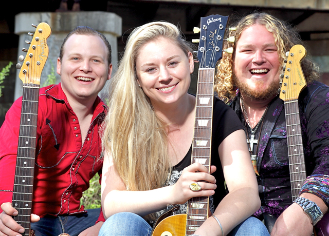 Der Blues Caravan ist wieder unterwegs. Doch nachdem in den vergangenen zwei Jahren vor allem die Frauen an den Gitarren den Ton angegeben hatten, erobern diesmal zwei Gitarristen die Bühnen. Unterstützt werden die beiden US-amerikanischen Musiker Jimmy Bowskill und Bart Walker dabei von der in Texas lebenden Britin Joanne Shaw Taylor. Am 4. Februar (20 Uhr) darf man sich im Nürnberger Hirsch auf Gitarren-Power pur freuen, und zwar bei Bluesrock garniert mit einem Schuss Country, Classic-Rock und Southern