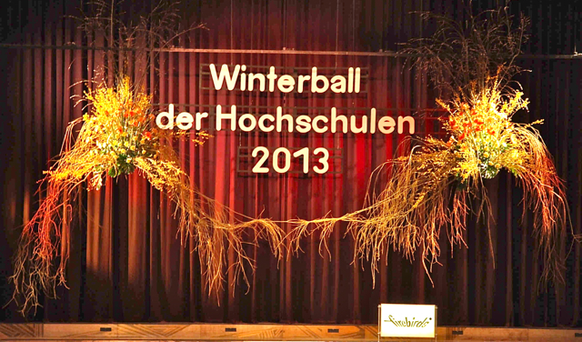 Zu ihrem diesjährigen Winterball hatte die Universität Erlangen-Nürnberg am Samstag in die Meistersingerhalle eingeladen. Über 2.000 Besucher waren gekommen und feierten eine rauschende Ballnacht mit Topp-Gastronomie: Meistersingerhallen-Wirt Michael Serdin und sein Team verwöhnten die Gäste kulinarisch fränkisch und international. Klicken Sie sich durch unsere Bildergalerie, es warten eine Menge Ball-Impressionen auf Sie! Freuen Sie sich auch auf einen ausführlichen Bericht am Mittwoch in Ihrem MarktSpie