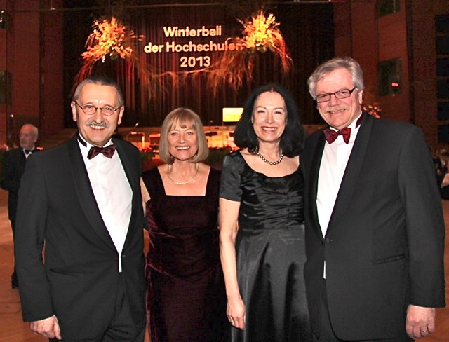 Uni-Kanzler Thomas Schöck (l.) und Gattin Gudrun (2.v.l.) mit Prof. Dr. Hermann Schoenauer, Vorstandsvorsitzender Diakonie Neuendettelsau, und Gattin Eva-Maria.