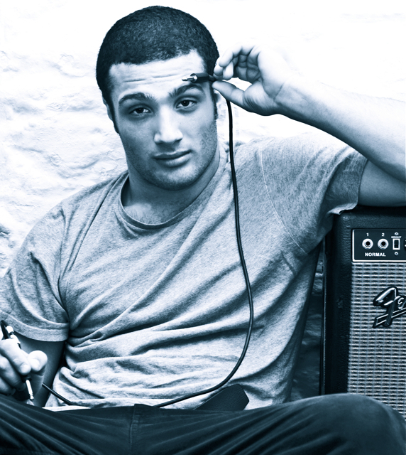 Cosmo Jarvis scheint den ganzen Tag nichts andres zu machen als Songs zu schreiben drei Alben hat der Brite bereits veröffentlicht. Der 23-jährige Songwriter kennt keine Grenzen, spielt gern mit den einzelnen Genres, er singt, er rappt. Zu seiner immer größer werdenden Fan-Schar gehören auch Brian Eno und Stephen Fry. Cosmo Jarvis singt, tanzt, erzählt Geschichten, verbreitet beste Laune und präsentiert einfach schöne Songs irgendwo zwischen Indie und Alternativ. Am 1. Februar ab 21 Uhr gastiert Cosmo Jar