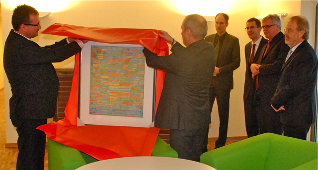 Die Wilhelm-Löhe-Hochschule in Fürth schmückt seit ein paar Tagen ein von der AOK gespendetes Gemälde von Paul Klee. Mit dem Geschenk wolle man die gute Partnerschaft von AOK und der Diakonie Neuendettelsau unterstreichen, so AOK-Direktor Norbert Kettlitz. Klaus Flühr, AOK-Bereichsleiter für Firmenkunden, erklärte den Bezug zum Thema: So viele Facetten, wie der Künstler ausdrückt, soll es Wege nach dem Studium geben. Die verschiedenen Farben stehen für die vielfältige Orientierung, die gegeben wird. Unser B
