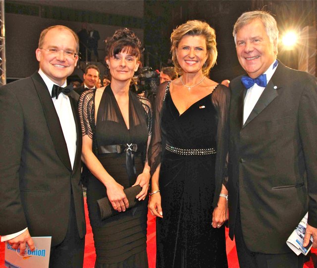 Unternehmer Hans-Rudolf Wöhrl (r.) mit Gattin Dagmar Wöhrl, Bundestagsabgeordnete, und Sebastian Brehm, Stadtratsfraktionsvorsitzender mit Lebensgefährtin Barbara Hauerstein.