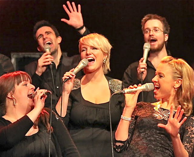 Vierzehn Stimmen, eine vierköpfige Band und ein charismatischer Chorleiter, der auf der Bühne die Fäden zusammenhält: Nicht die Größe des Oslo Gospel Choir imponiert, sondern die perfekt arrangierten Stimmen und die unglaubliche Ausstrahlung der Protagonisten. Das Repertoire hat den Chor zu einem der größten seiner Zunft gemacht eingängige Gospel-Ohrwürmer, ergänzt um radiotaugliche Popnummern, begeistern das Publikum. Mehr als zwei Millionen Alben hat der Chor bisher verkauft, und es gab mehrfach Plati