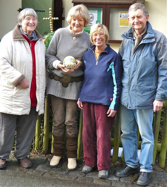 Die Leiterin des Amtshausschüpfla, Jutta Triantafyllidis (2.v.r.), und ihr fleißiges Team bereiten jedes Jahr die Osterausstellung mit viel Engagament vor.