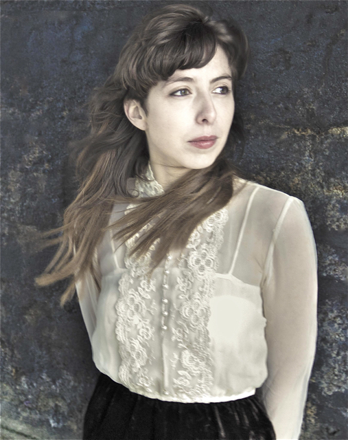 Die Färöer Inseln, von denen Gudrid Hansdóttir stammt, haben einen großen Einfluss auf ihre Musik ausgeübt ebenso wie die MusikerInnen aus dem Plattenschrank ihres Vaters: Kate Bush, Dolly Parton und Jimi Hendrix. Ihr atmosphärischer Folk-Pop schafft mühelos den Spagat zwischen warmherziger Melancholie und fröhlicher Verspieltheit. Mit schmeichelnd klarer, aber nie glatter Stimme singt Hansdóttir in englischer oder färöischer Sprache. Am 7. März um 20 Uhr gastiert die Sängerin in der Nürnberger Tafelhalle