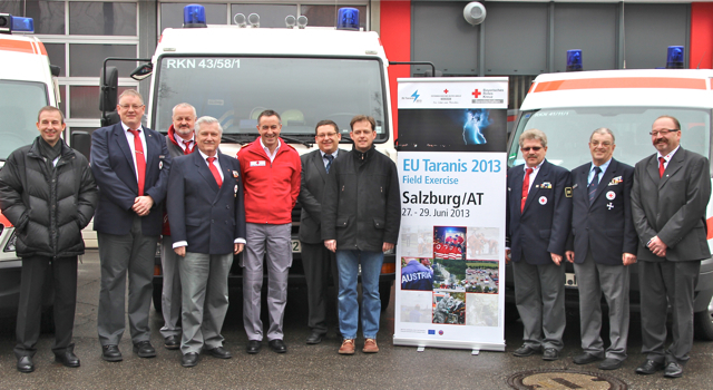 Vorbereitet für die Großübung: Christan Krol, BMI Österreich; Uwe Kippnich, Rudi Cermak, Harald Pruckner alle BRK, Anton Holzer, Landesrettungskommandant ÖRK LV Salzburg; Mike Fier, GMLZ; Stefan Scheidmantel, BayStMi, Stefan Knopf, Walter Meyer, Martin Ibrom alle BRK (v.l.). Benannt ist die Übung übrigens nach Taranis, dem keltischen Gott des Himmels, des Wetters und des Donners. Foto: oh/Panzer