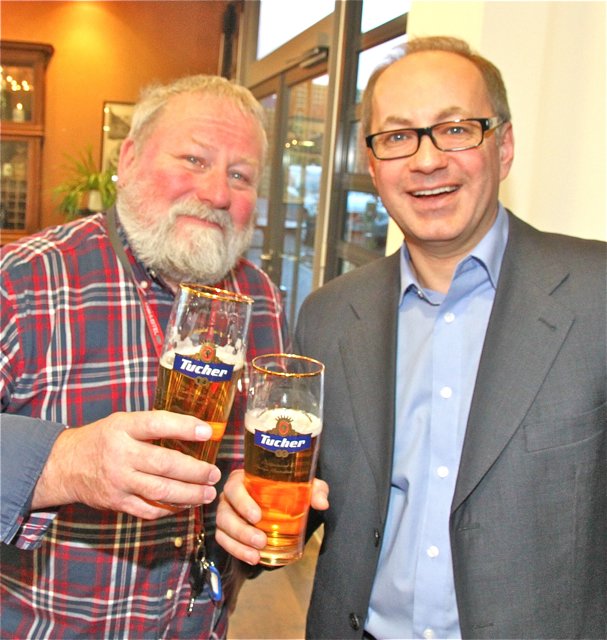 Günther Jeutner (l.) und Kai Eschenbacher schwören auf "ihr" Tucher.