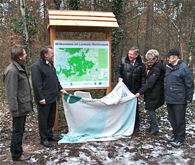 Forstbetriebsleiter Roland Blank, Landwirtschaftsminister Helmut Brunner, MdL Karl Freller, Stadträtin Jutta Bär und Werner Gruber vom Verein Waldspielplatz Steinbrüchlein enthüllten gemeinsam die neue Wandertafel (v.l.n.r.). Foto: oh