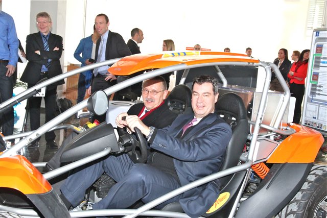 Finanzminister Dr. Markus Söder und FAU-Kanzler Thomas A.H. Schoeck (l.) im Elektro-Buggy der Ohm-Hochschule.