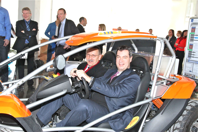 Finanzminister Dr. Markus Söder und FAU-Kanzler Thomas A.H. Schoeck (l.) im Elektro-Buggy der Ohm-Hochschule.