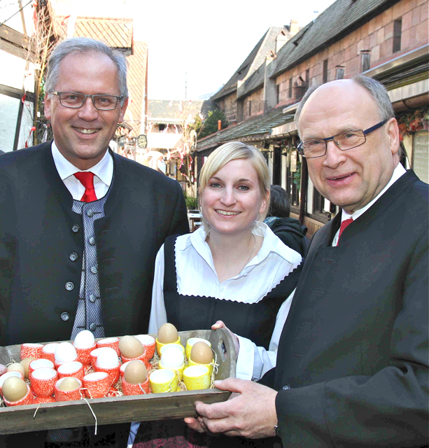 Der Nürnberger Handwerkerhof startete jüngst in die 43. Saison zur Wiedereröffnung präsentierte sich die kleine Handwerkerstadt gegenüber des Hauptbahnhofs im Frühlingsschmuck (der MarktSpiegel berichtete). Auf dem Bild während der Eröffnung: Bezirkstagspräsident Richard Bartsch, Trachtenmodell Bettina und Hermann Koenicke, Geschäftsführer der Ortog GmbH (v.l.n.r.).