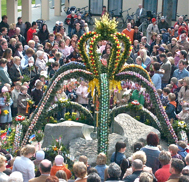 Auch in Rednitzhembach gibt es einen aufwändig gestalteten Osterbrunnen. Archivfoto: Schlampp