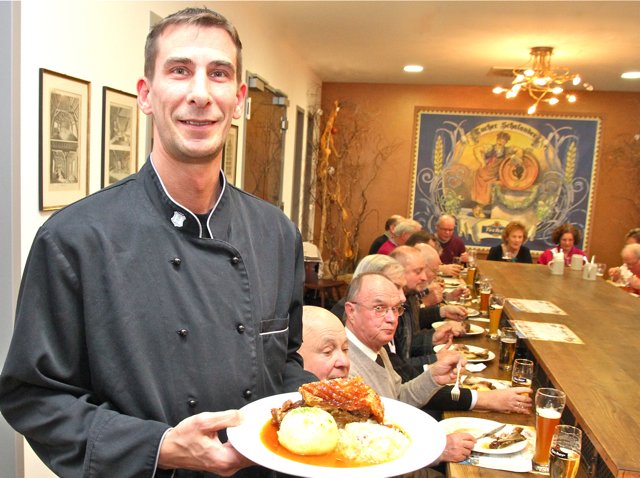 „Schalander“-Wirt Oliver Hinkel servierte zu den Bierspezialitäten leckere, kross gebratene, zarte Schäuferle mit Kloß und Sauerkraut.
