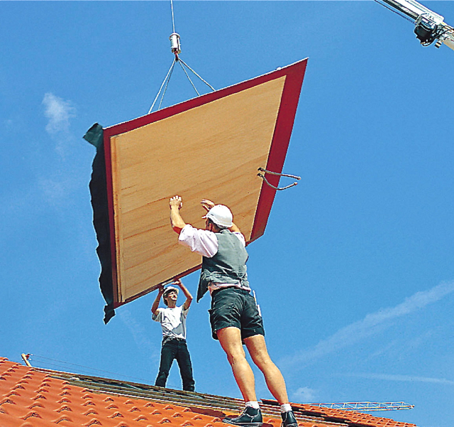 Die Installation von Solaranlagen gehört in die Hände von Profis. Foto: djd/Braas