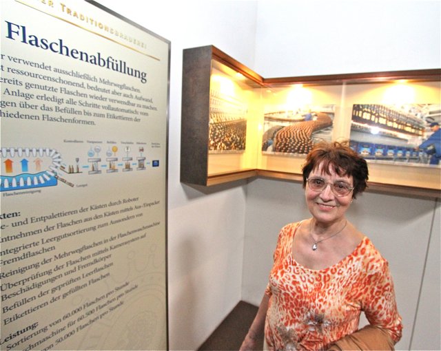 Rita Denzinger vor einem der vielen Schaukästen, die die Geschichte des Tucherbiers in Bildern erzählt.