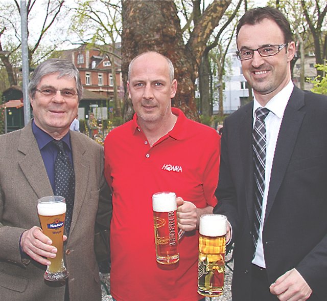 Tucher-Gastronomie-Direktor Jörg Träger (r.), Organisator Herbert Höfl und Mario Basler stoßen mit Tucher Alkoholfrei auf den Bayernerfolg an.