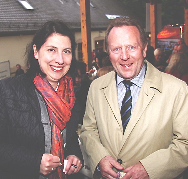 Anton Waffler, Vorstandsvorsitzender Schultheiss Wohnbau, mit Staatssekretärin Katja Hessel.