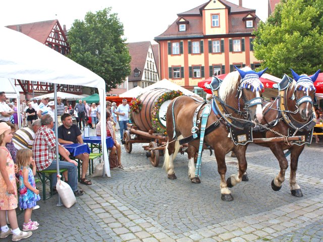 Der Einzug des Pferdefuhrwerkes mit dem Bierfass bildet den Auftakt vor dem Bieranstich.
