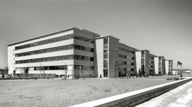 Der Quelle-Neubau an der Fürther Straße im Jahre 1957.