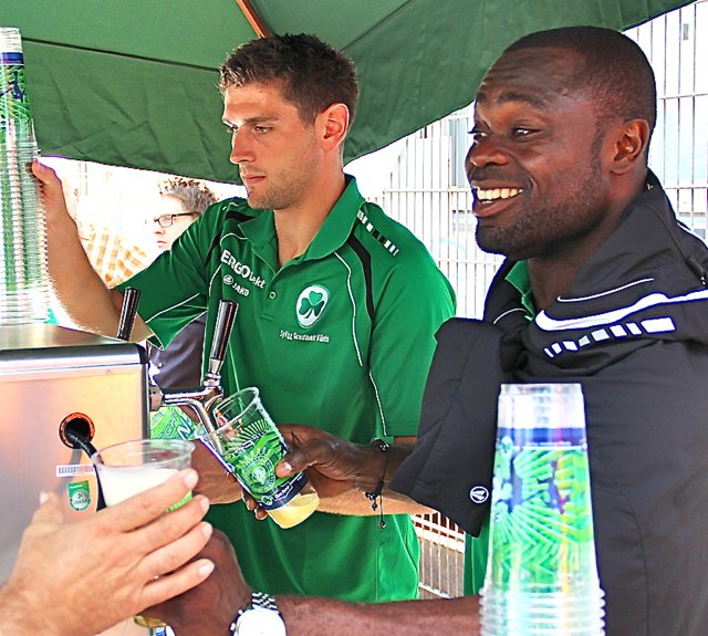 Gerald Asamoah (r.) und Neuzugang Wolfgang Hesl zapften gekonnt Bier für die Fans - 500 Liter Grüner Bier gab's kostenlos.