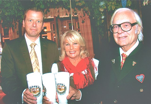 Sissy Kleinke-Kühnel mit Werner Brombach, Inhaber Erdinger Weißbräu (r.), und Oberbürgermeister Dr. Ulrich Maly.   Foto: John R. Braun