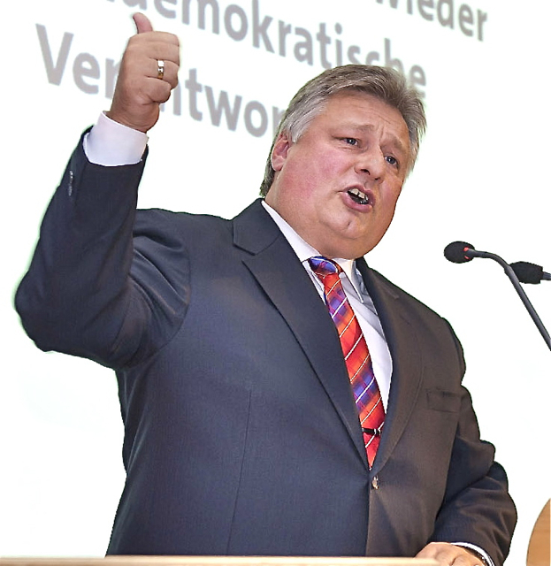 Die Wahlkreiskonferenz der SPD für den Bundestagswahlkreis Nürnberg Süd / Schwabach hat den bisherigen Bundestagsabgeordneten Martin Burkert erneut als Kandidaten für die Bundestagswahl 2013 nominiert. Nach einer mit lang anhaltendem Beifall bedachten Rede stimmten 70 der 73 anwesenden Delegierten für Burkert, drei Delegierte enthielten sich der Stimme. Als Vertreter bei der Landesdelegiertenversammlung zur Aufstellung der bayerischen SPD-Landesliste wurden Helga Schmitt-Bussinger, Stefan Schuster, Amely We
