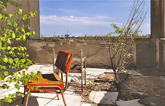 Ein Blick vom früheren Hotel Polissija auf das Atomkraftwerk Tschernobyl zeigt, wie nah der verhängnisvolle Reaktor an der 50.000-Einwohner-Stadt lag. Nach mehr als zwei Jahrzehnten erobert sich die Natur die Geisterstadt zurück. Pripjat, Ukraine, 2005. Foto: oh
