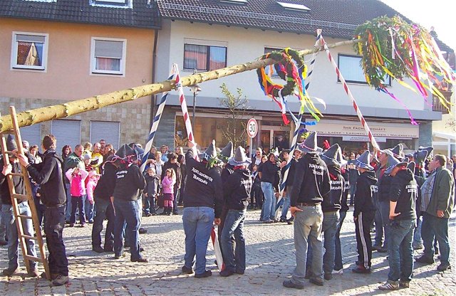 Beim Baumaufstellen sind auch heute starke Männer gefragt.