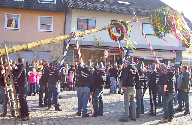 Beim Baumaufstellen sind auch heute starke Männer gefragt.