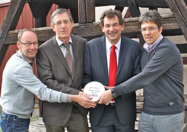 Rund 850 Besucher kamen Ende August zur Kinotour der N-ergie nach Roßtal, um die französische Erfolgskomödie Ziemlich beste Freunde unter freiem Himmel zu erleben. Den gesamten Erlös der Veranstaltung aus den Eintrittsgeldern übergab nun N-ergie Kundenmanager Alexander Nothaft (2.v.l.) an Roßtals Ersten Bürgermeister Johann Völkl (2.v.r.). Der Betrag in Höhe von 2.582 Euro soll der neu gegründeten Junioren-Förder-Gemeinschaft Südliche Rangau Kickers zugute kommen. In deren Namen bedankten sich Peter Kurz